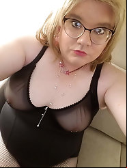 Curvy chick is having sex